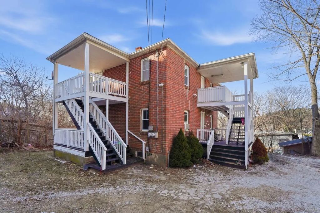 98 Cross St, Southbridge