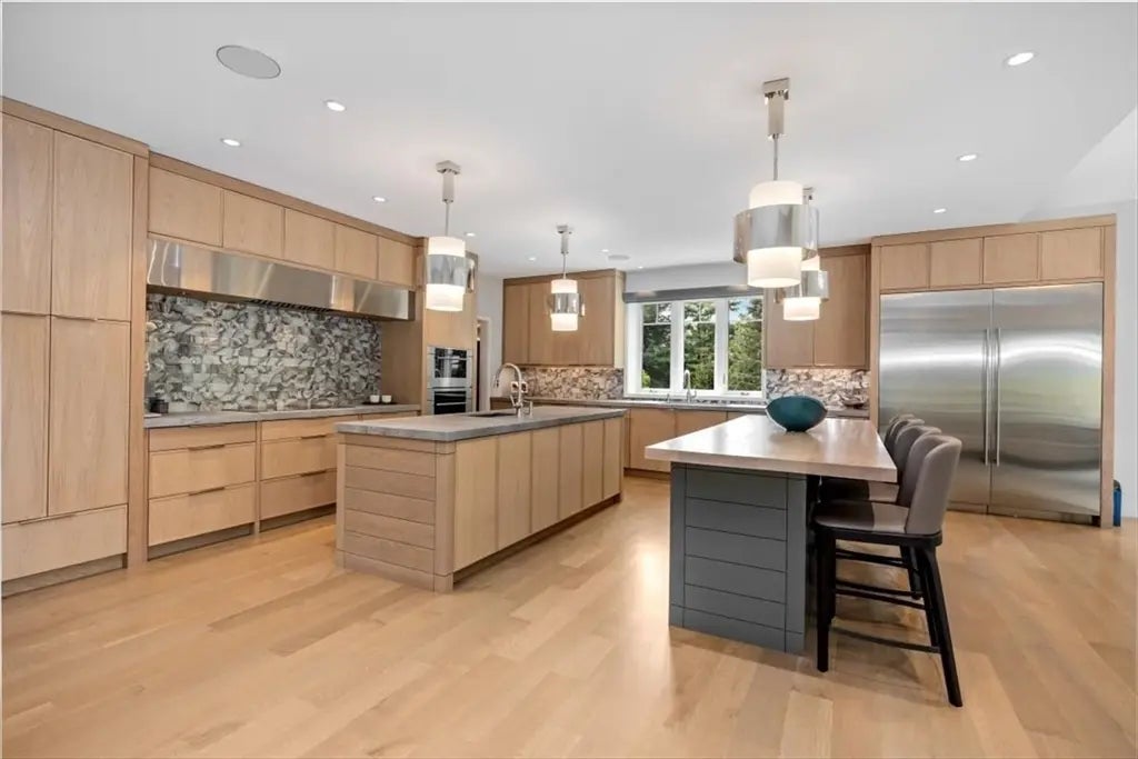 2 Black Rock Dr, Hingham