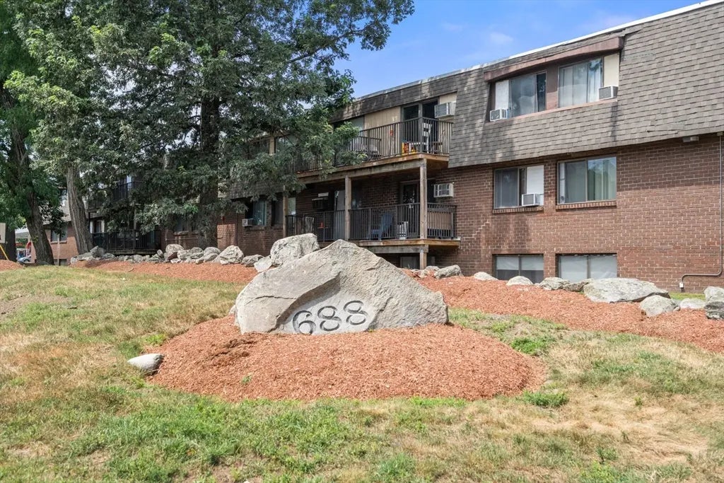 688 Boston Post Rd E #100, Marlborough