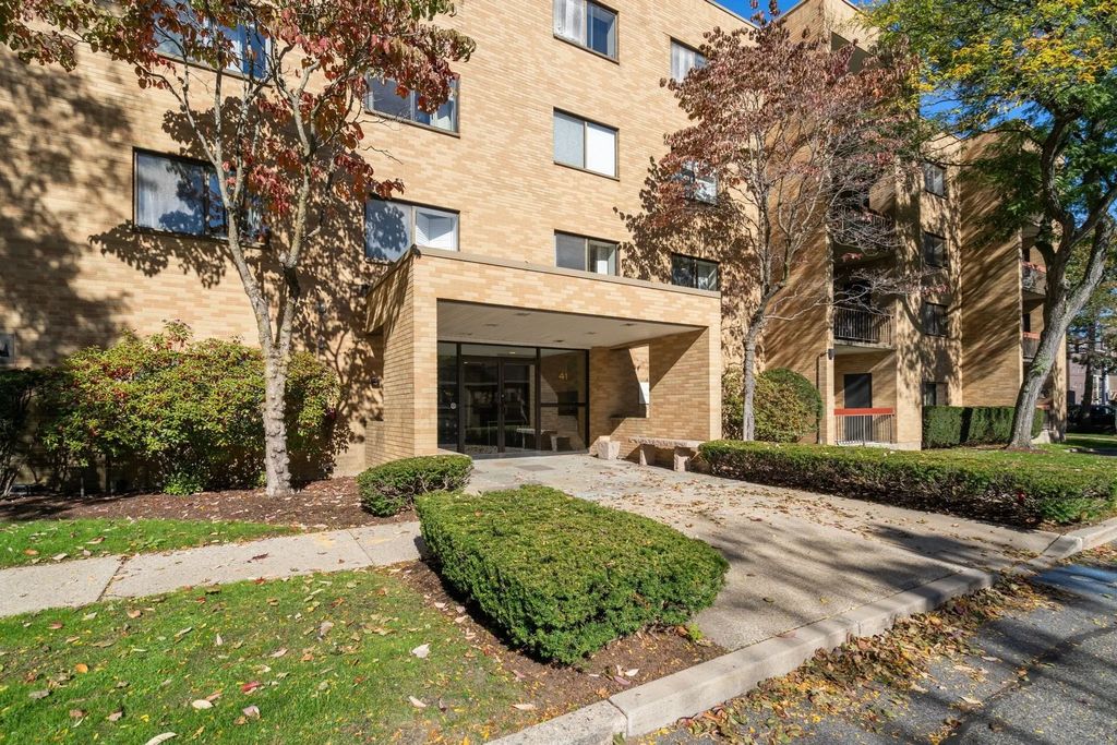 41 Centre St #204, Brookline