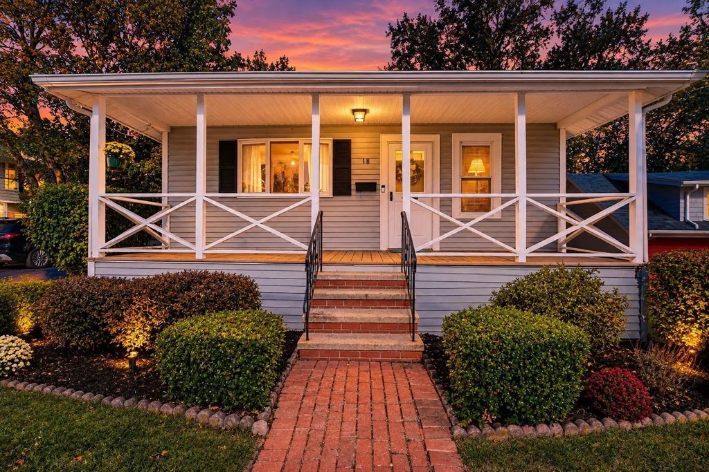 18 Lakeside Ave, Weymouth
