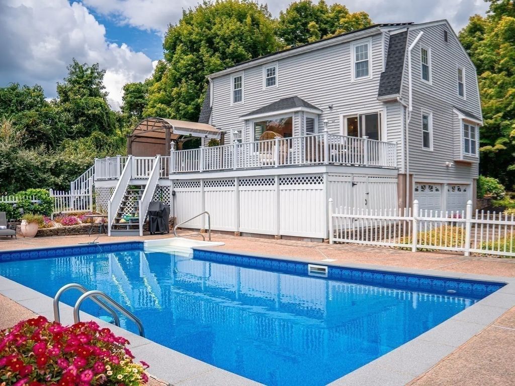 118 Mendon Rd, Sutton