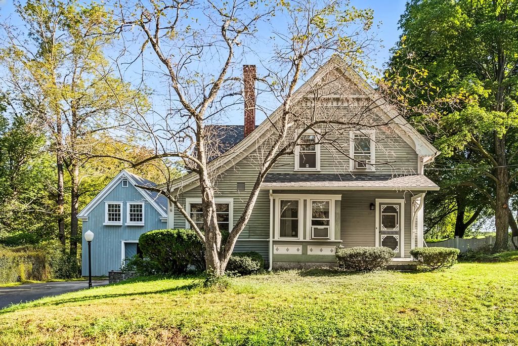 161 Pleasant St, Lunenburg