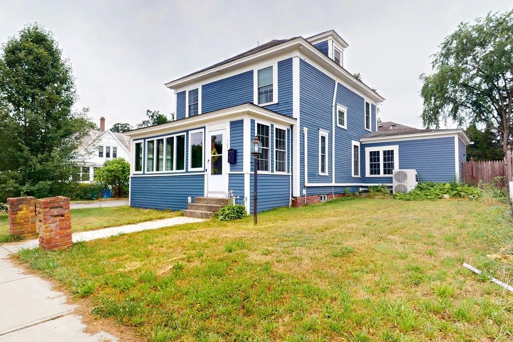 107 E Main St, Ayer