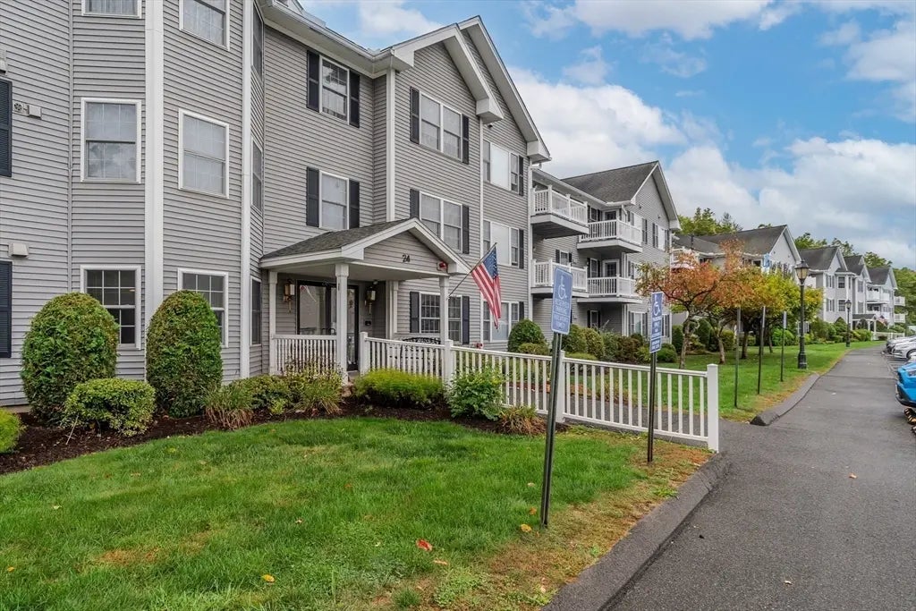 24 Greenleaves Dr #406, Amherst