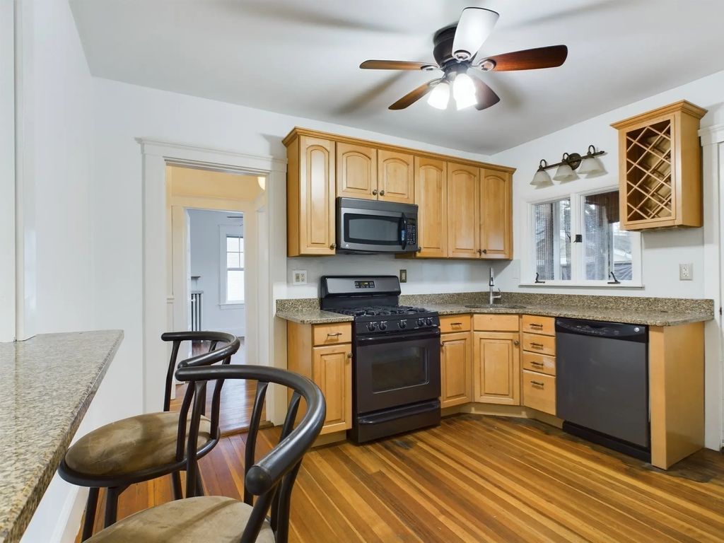 25 Rowe St #1, Newton