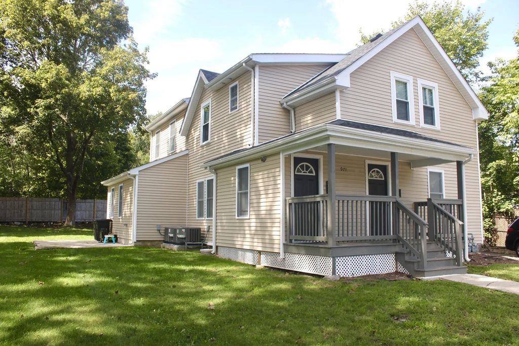 971 Washington St #1, Stoughton