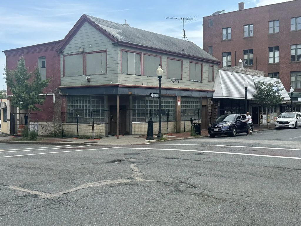 672-674 Pleasant St, New Bedford
