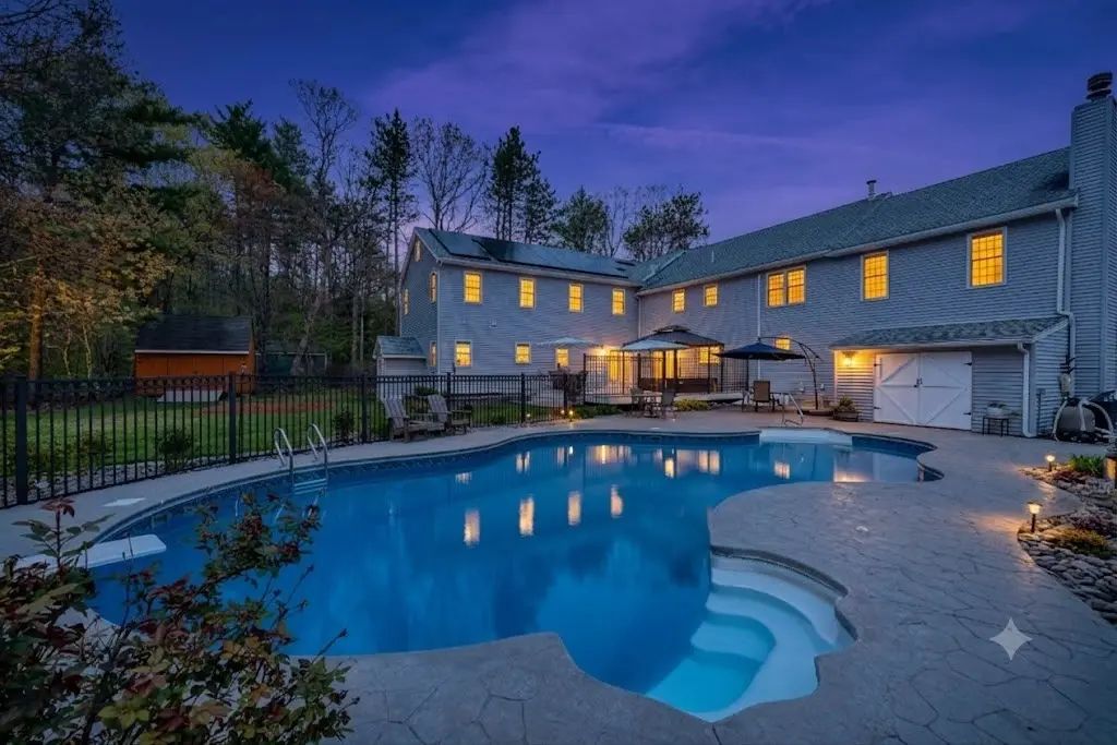 11 Longwood Dr, Lunenburg