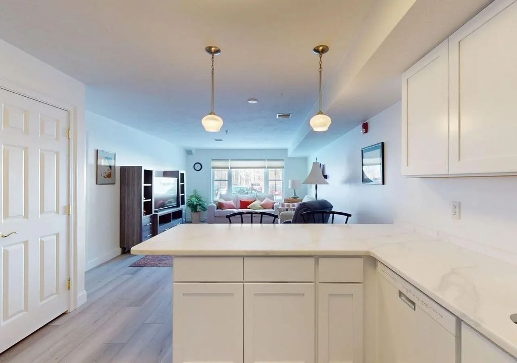 23 Greenleaves #107, Amherst
