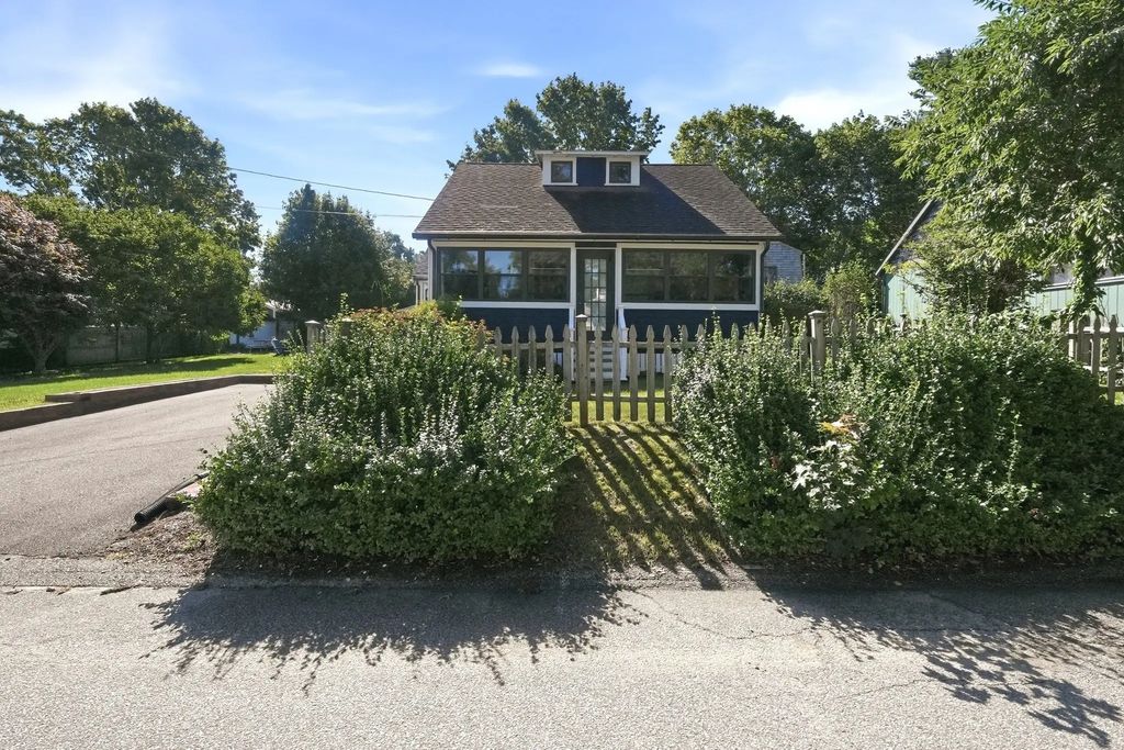 58 Cape Cod Avenue, Plymouth