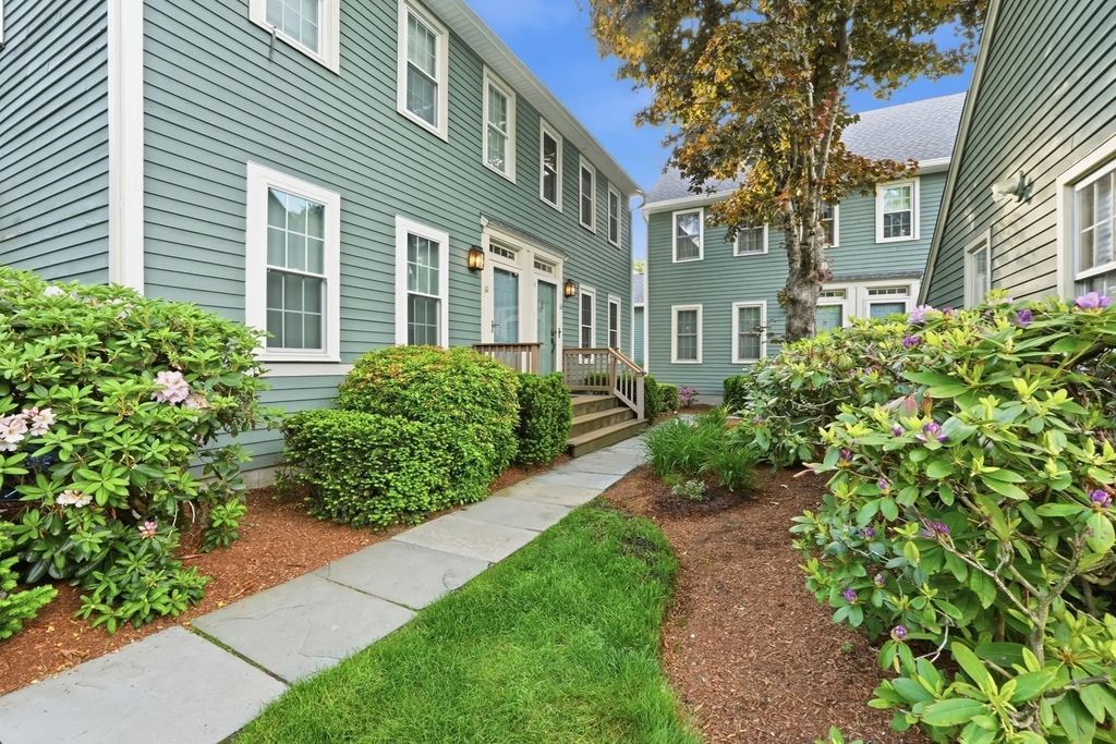 63 Brookdale Cir #63, Shrewsbury