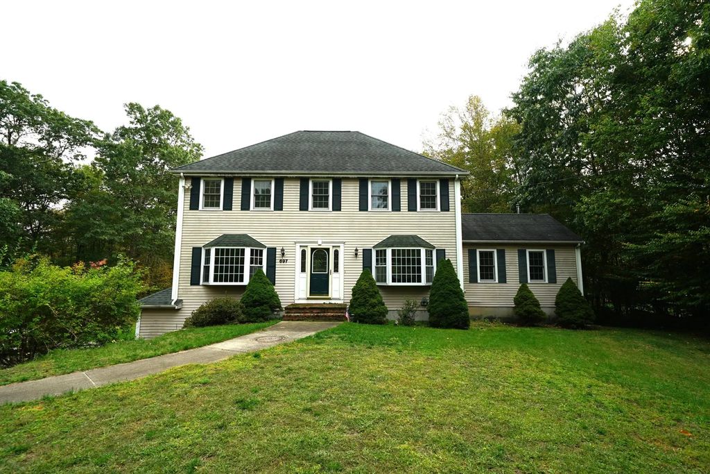 697 Tremont St, Dighton