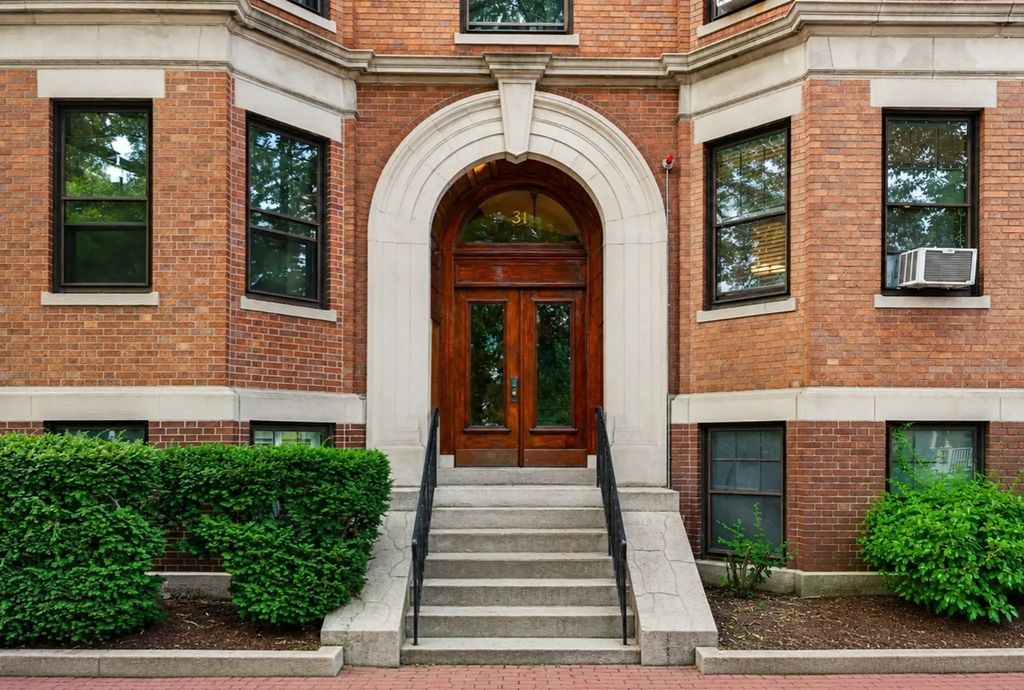 31 Linnaean St #2, Cambridge