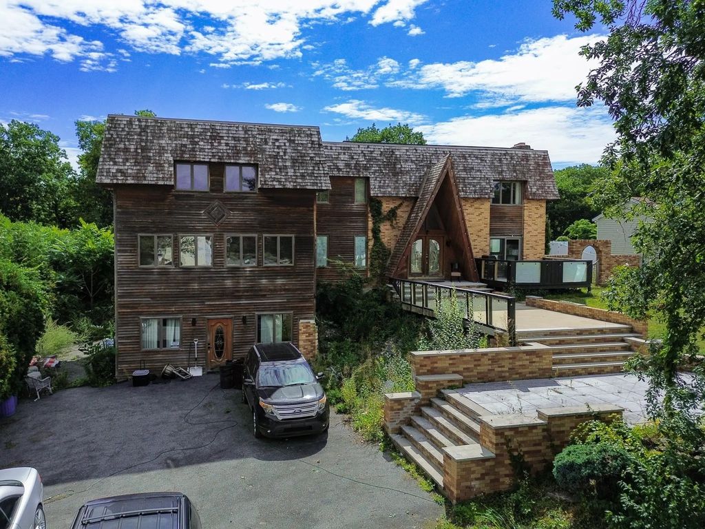 12 Oakridge Dr, Saugus
