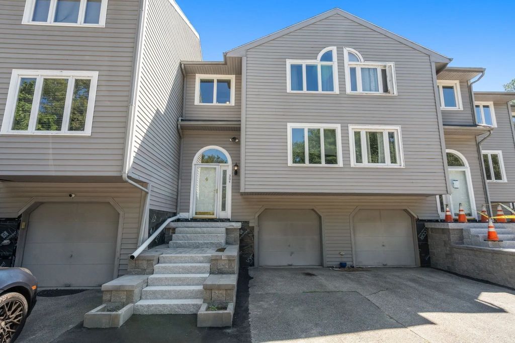 304 Erin Rd #304, Stoughton