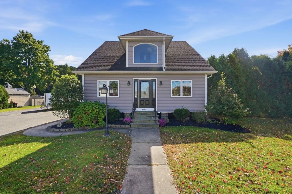 681 Mill St, Agawam