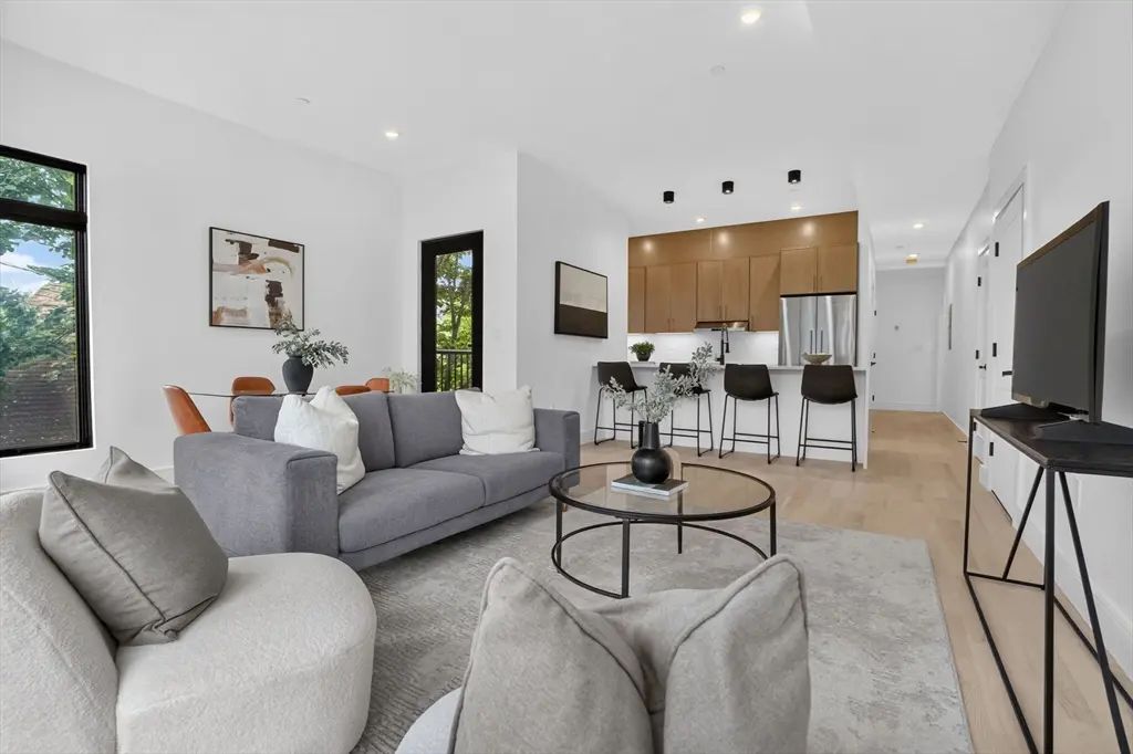 15 Clyde St #e, Somerville