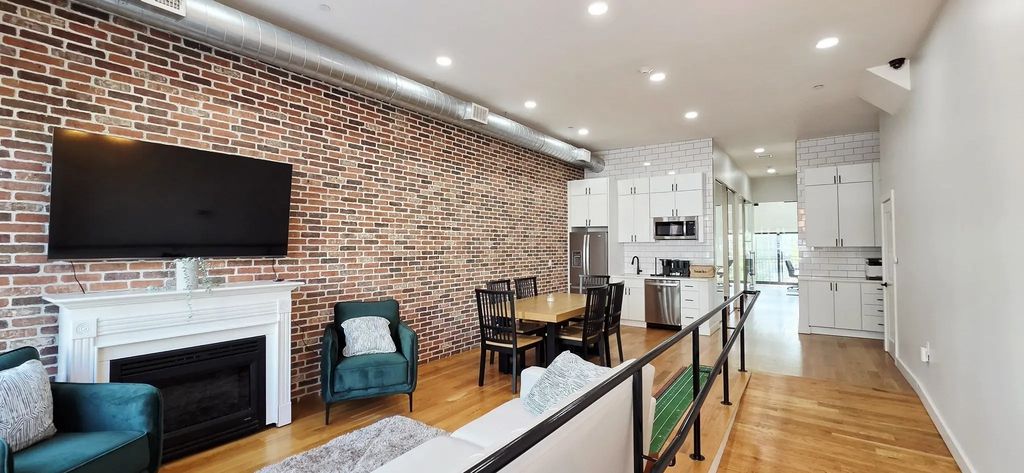 82 Chelsea St #1, Boston