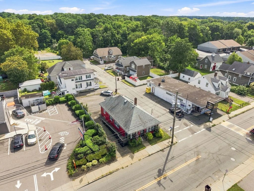 144 S Main St, Acushnet