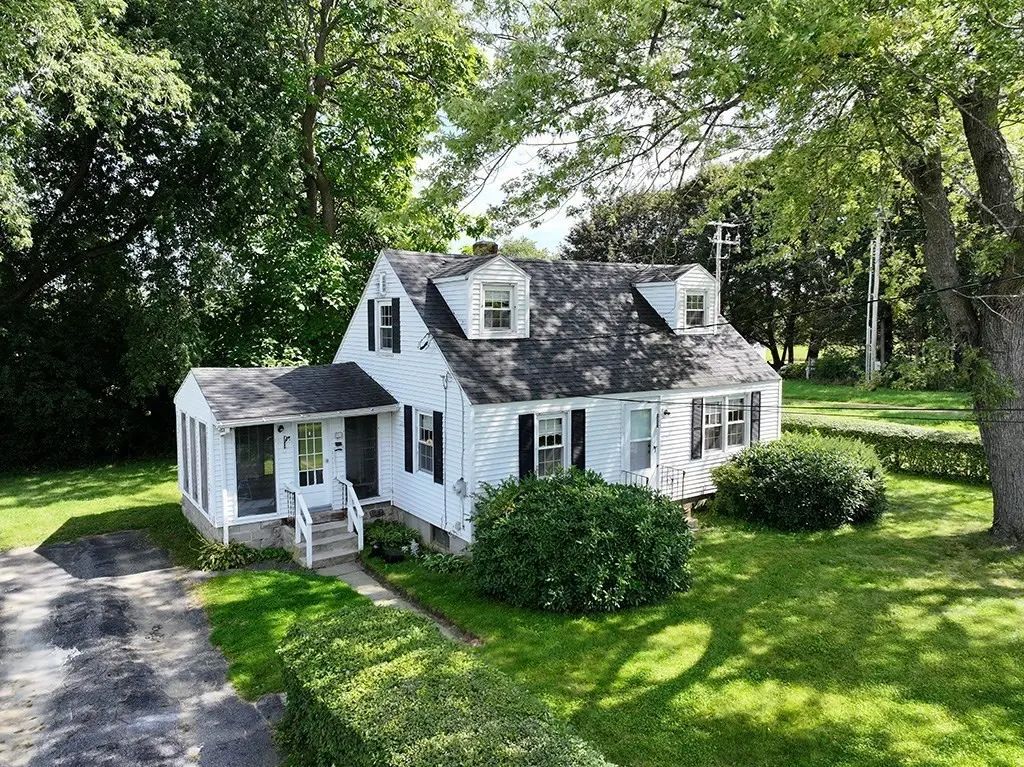 255 Pleasant Street, Lunenburg