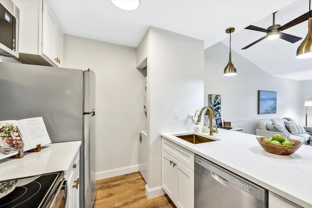102 Fletcher Ln #a, Brewster
