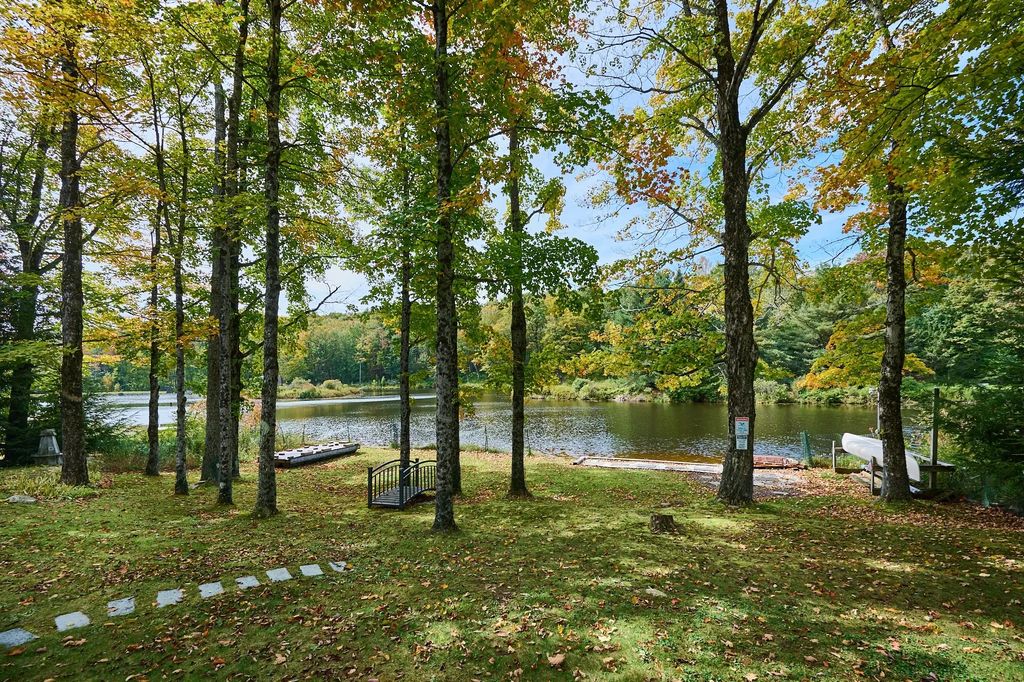 126 Alan A Dale Dr., Becket
