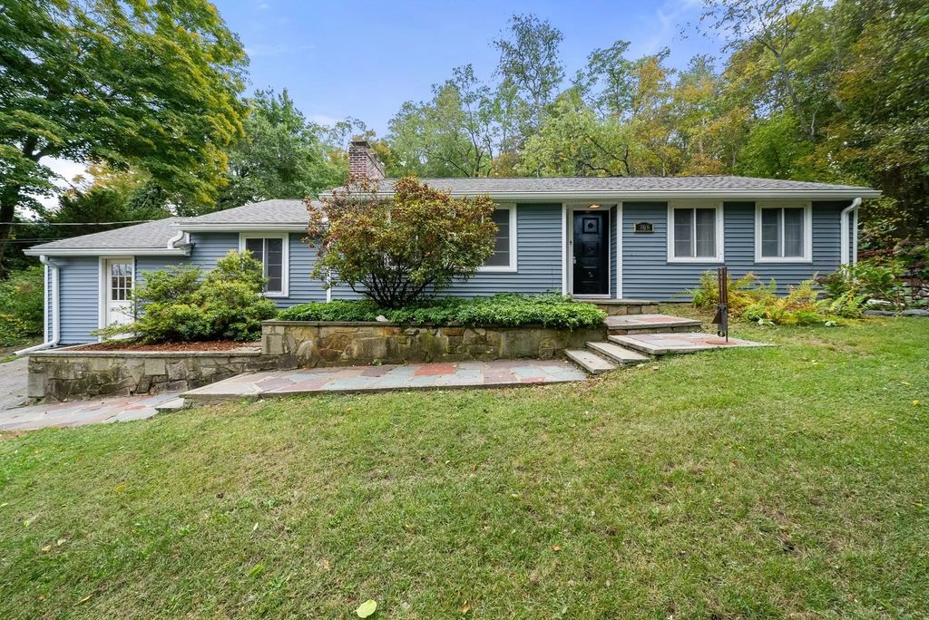 208 Mount Vernon Rd E, Weymouth