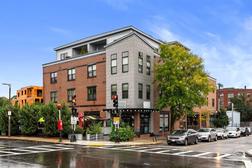 156 Green St #302, Boston
