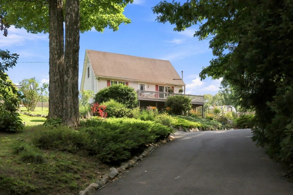 55 Southampton Rd, Westhampton