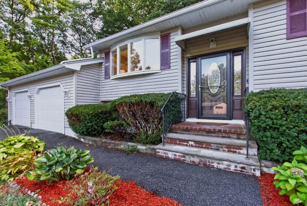 2 Blossom Dr, Billerica
