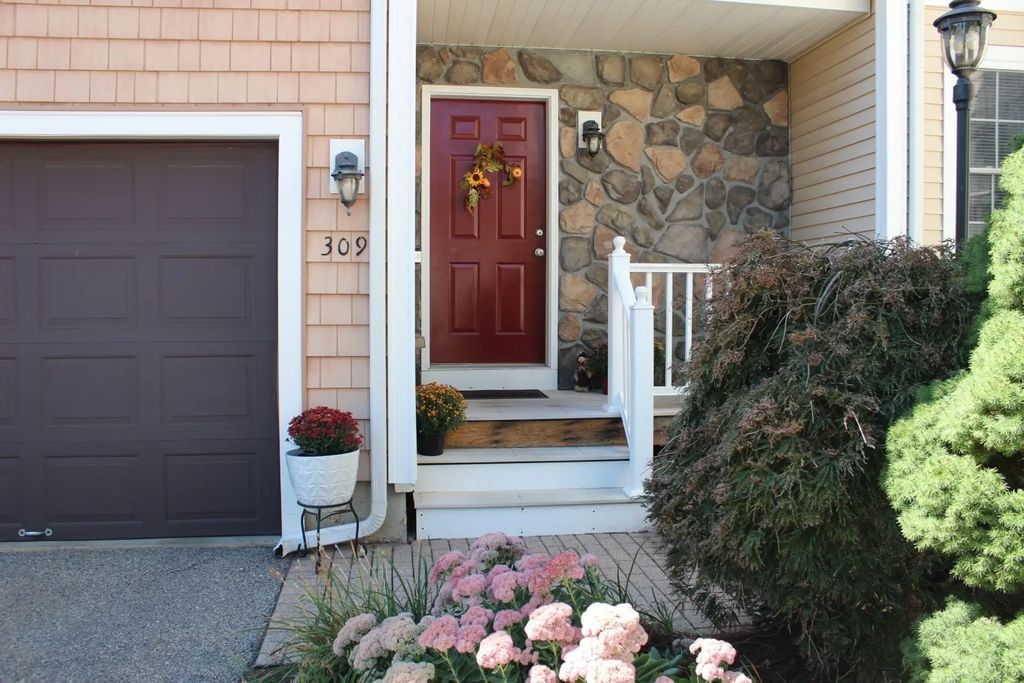 309 Hampton Way #309, Abington