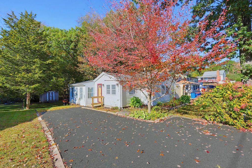 116 Lakeshore Dr, Blackstone