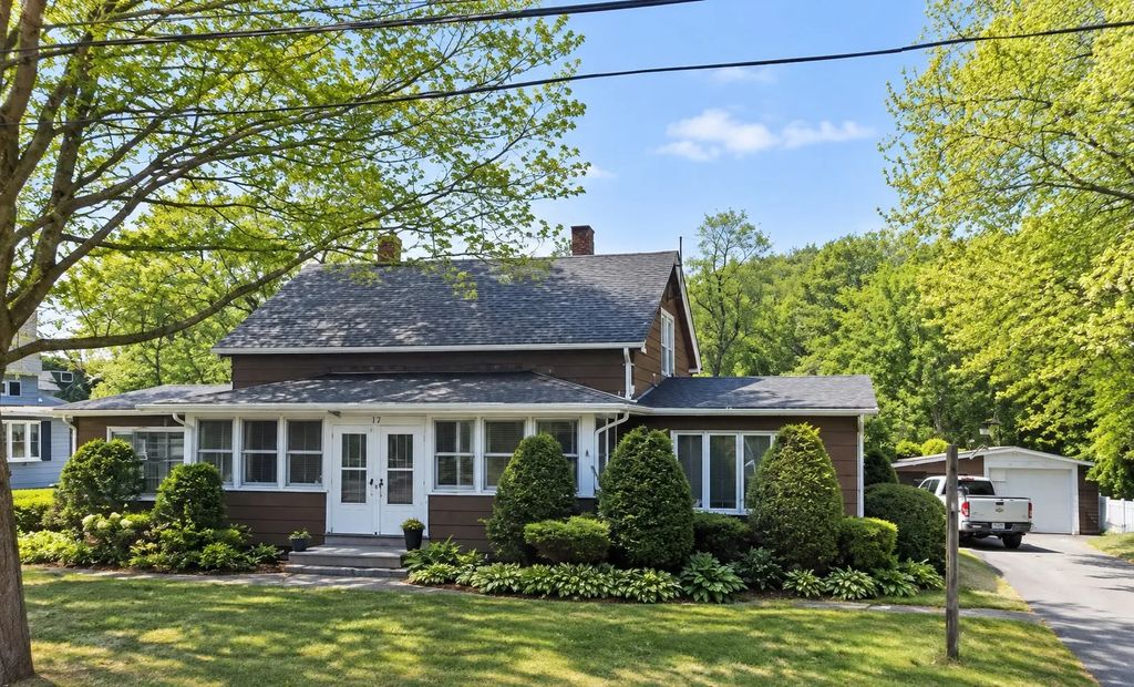212 Elm St, Agawam