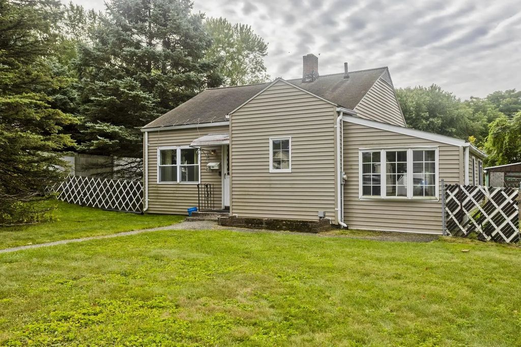 62 Memorial Dr, Holyoke