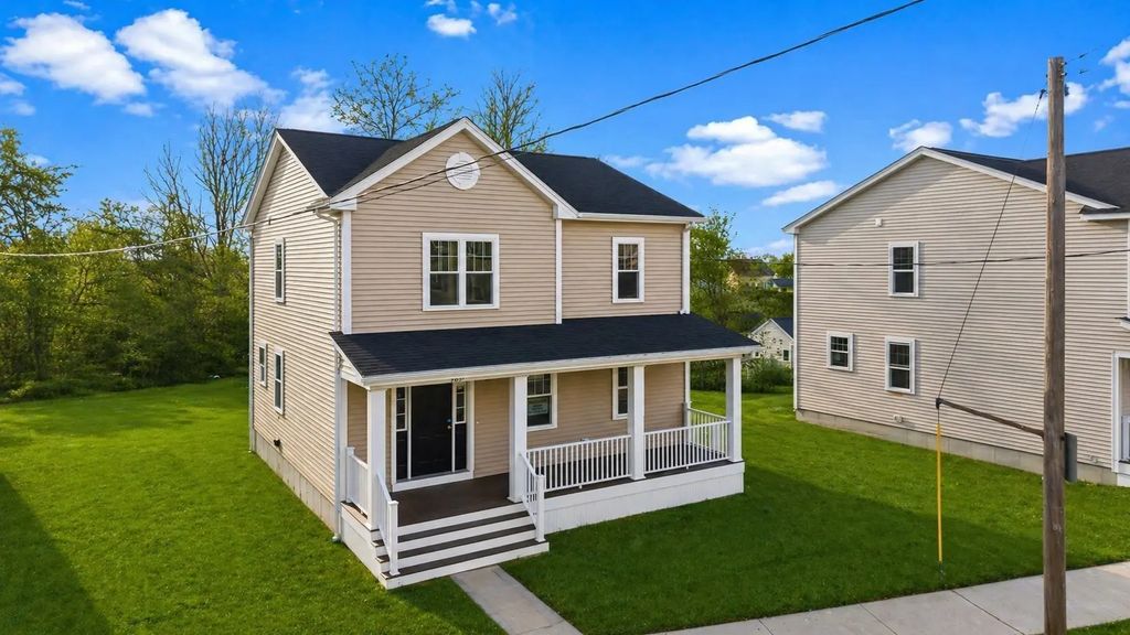 989 Bay Street, Fall River