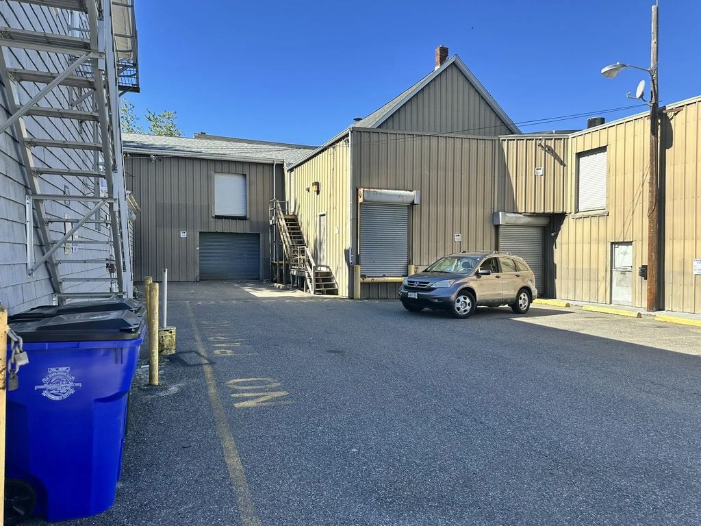 1777 S Main St, Fall River