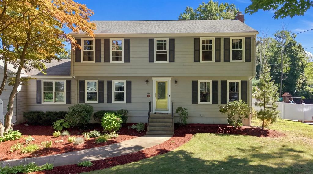 4 Portmore Ln, Framingham