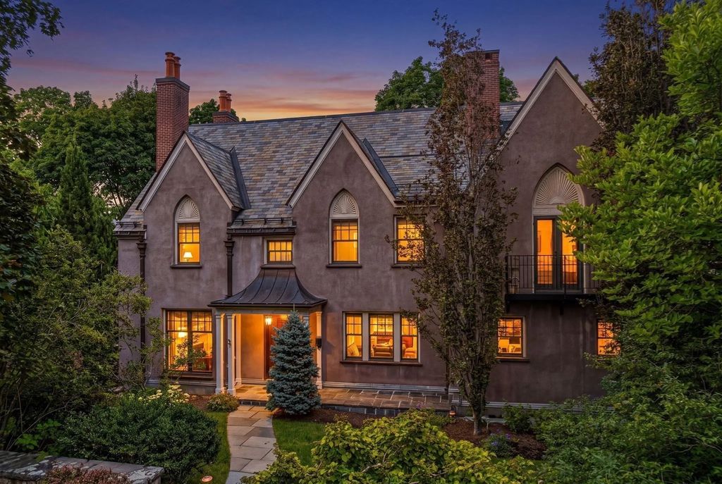 67 Hyslop Rd, Brookline