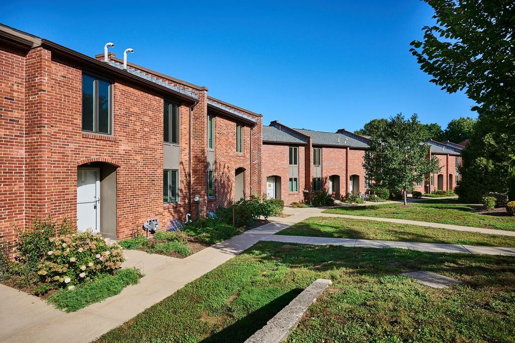 16 Bedford Ct #16, Amherst
