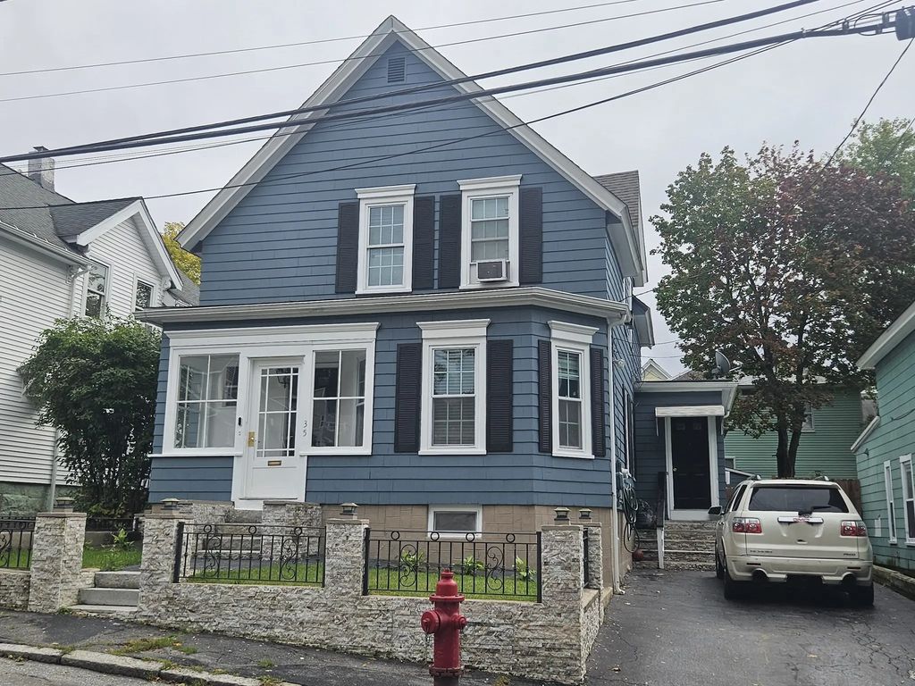 35 Farmland Rd, Lowell