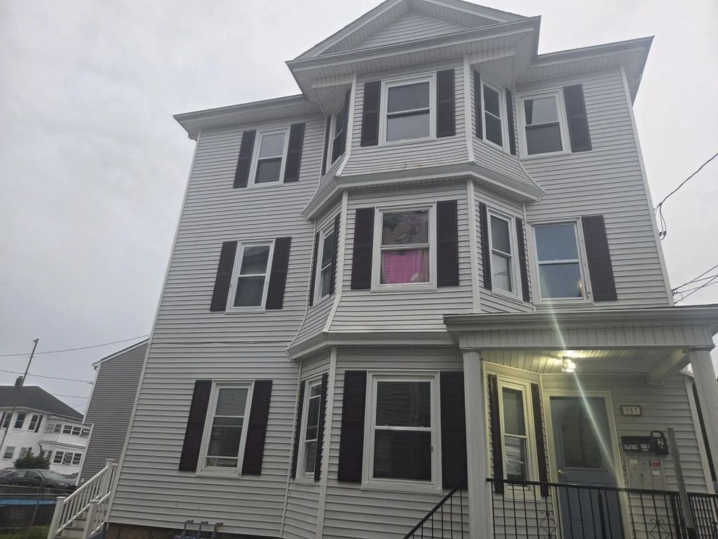 953 Globe Street, Fall River