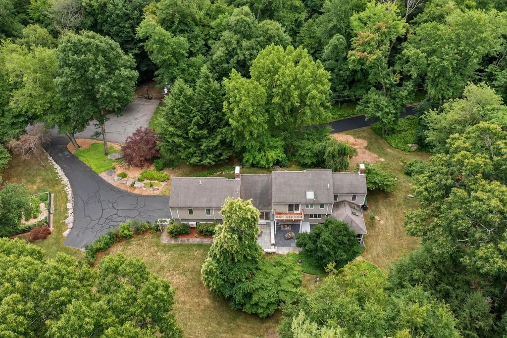 2 Sutton Pl, Acton