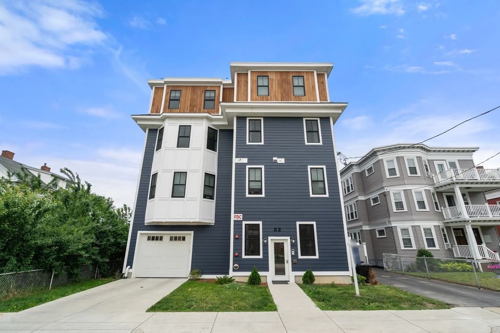 32 Pearl St #4, Boston