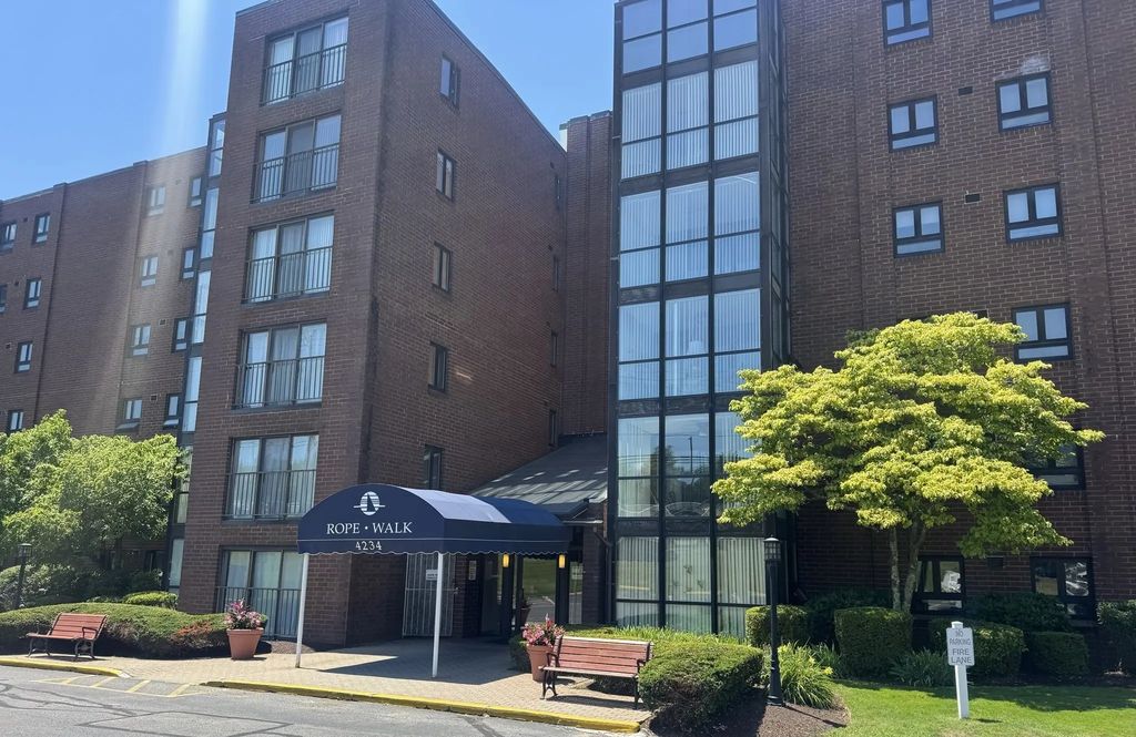 4234 N Main St #505, Fall River