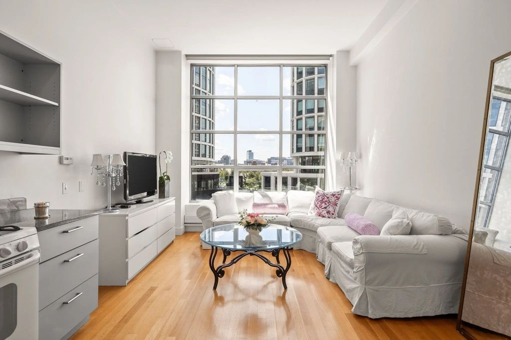 360 Newbury St #402, Boston