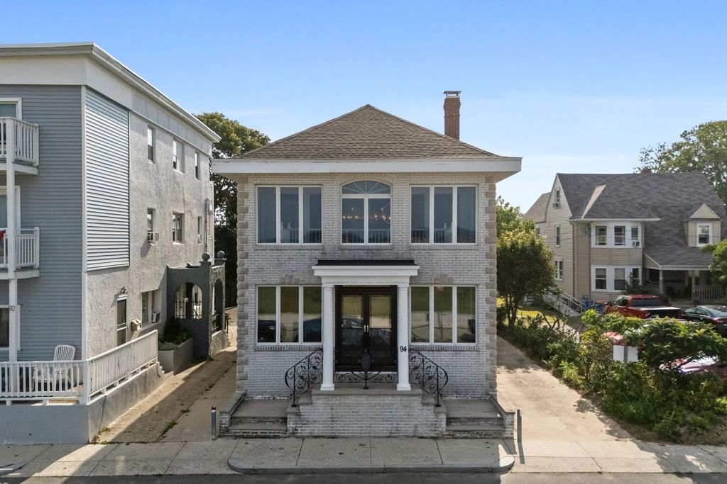 94 Winthrop Shore Dr, Winthrop