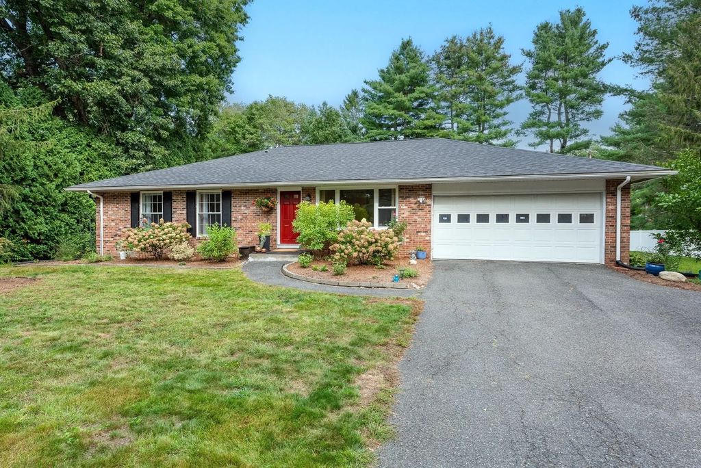 69 Grantwood Dr, Amherst