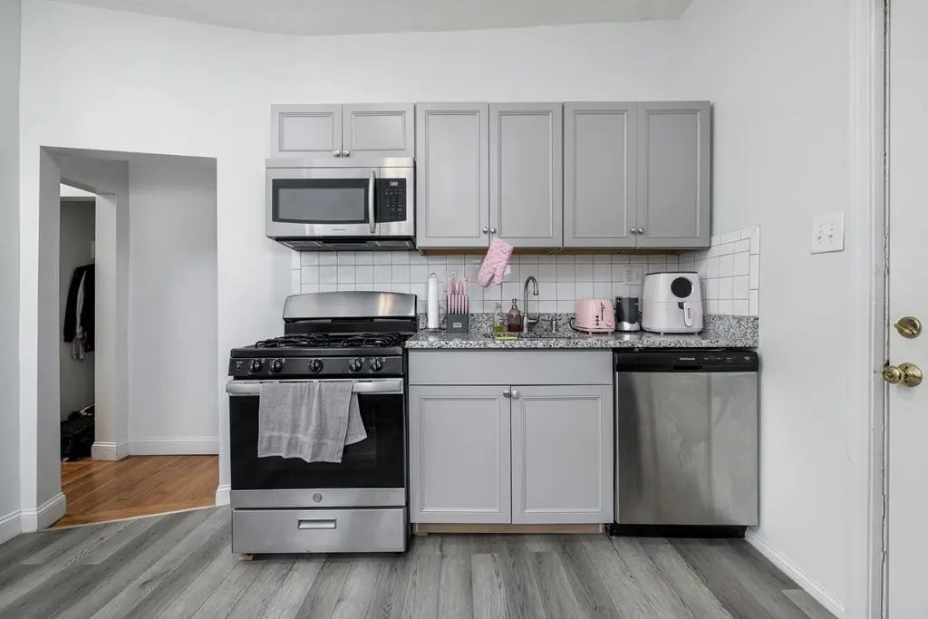 20 Cottage St #3r, Everett
