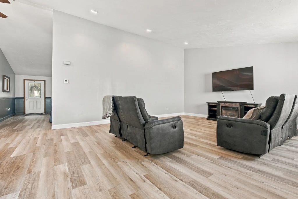 48 Lovering St #8, Medway